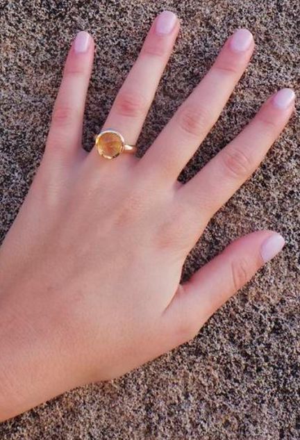 anillo-de-plata-chapada-con-citrino-marca-coolook-OCASION-vista-en-modelo-