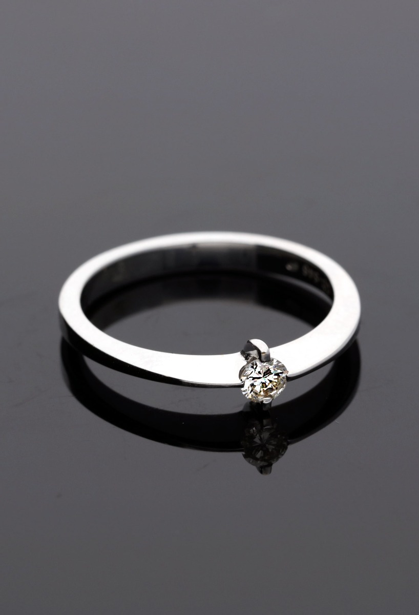 anillo compromiso oro blanco 18 kilates con diamante talla brillante vista sin retoques