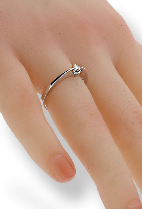 anillo compromiso oro blanco 18 kilates con diamante talla brillante vista mano maniqui