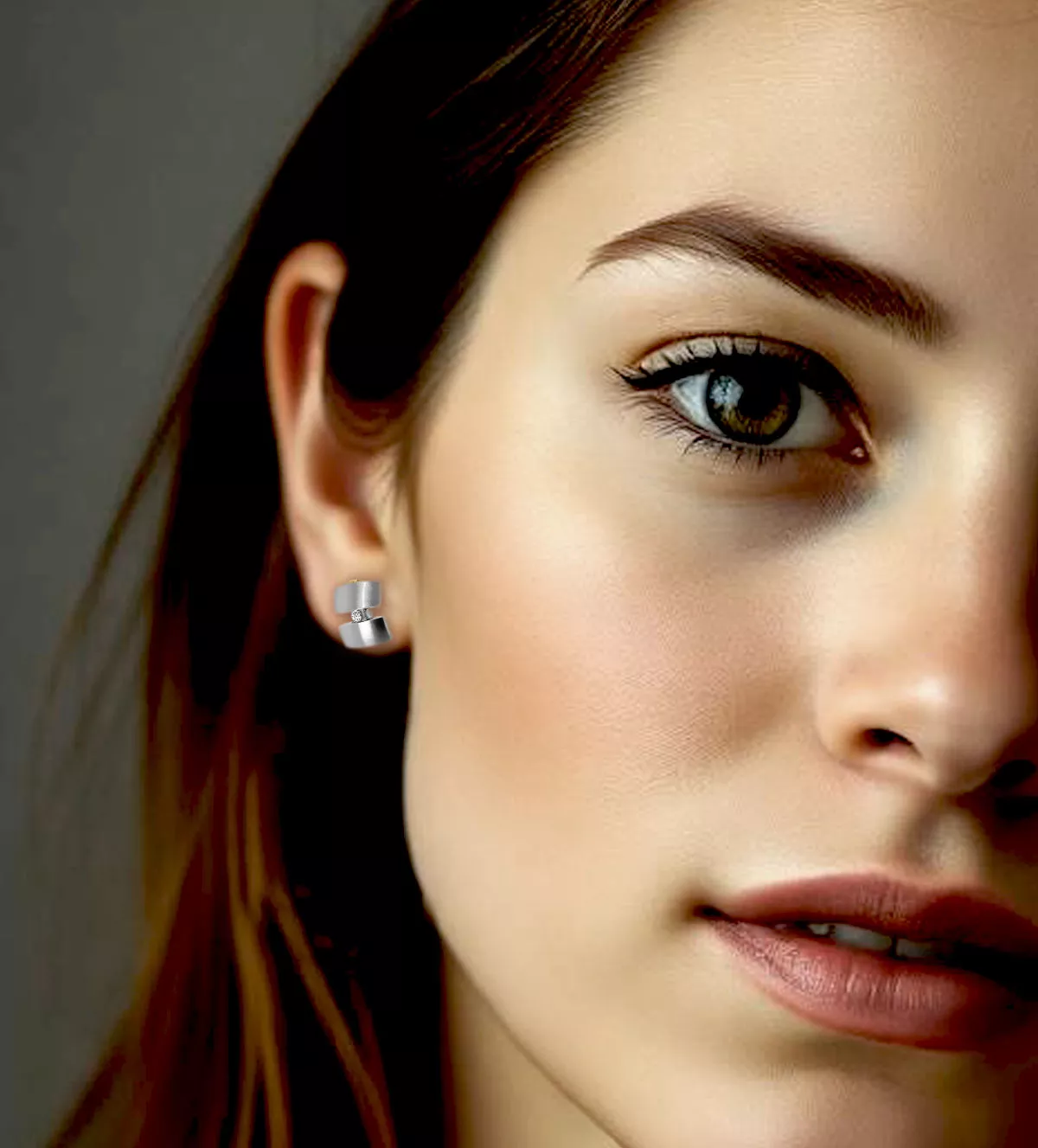 pendientes de oro y acero con diamantes CORTE BRILLANTE imagen mujer IA