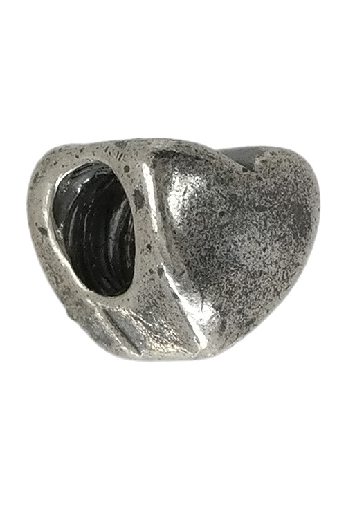 abalorio plata con forma de corazón vista oblicua 015_S1-026_01