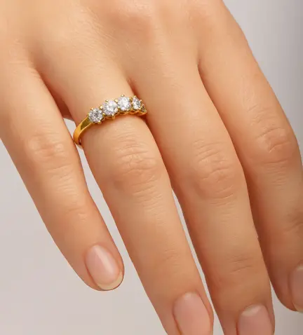 anillo-de-compromiso-oro-18-diamantes-naturales-011_001 modelo mano