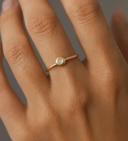 anillo-de-compromiso-oro-amarillo-18k-con-brillante-037_SB5266 modelo mano