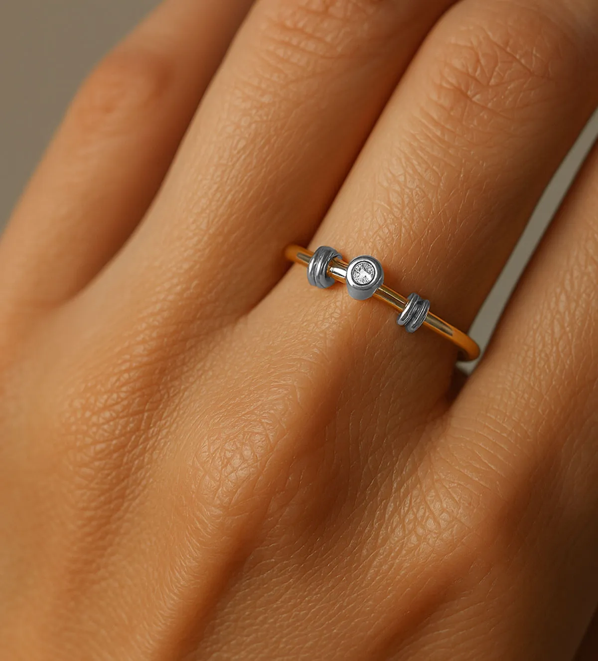 anillo-de-compromiso-oro-bicolor-blanco-y-amarillo-18k-037 toma modelo