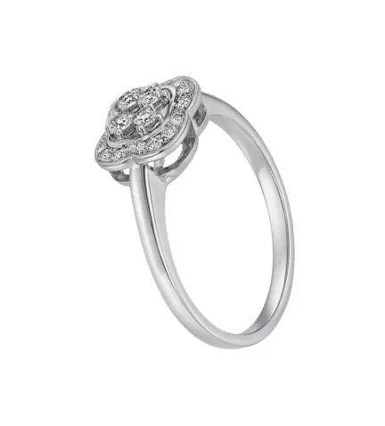 anillo-de-compromiso-oro-blanco-18k-con-brillantes-modelo-trebol-210_1217 modelo mano toma oblicua