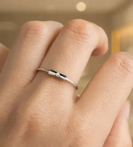 anillo-de-compromiso-oro-blanco-con-brillante-065_0001631-00 modelo mano