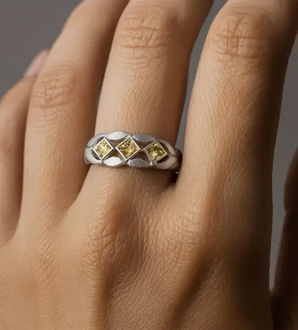 anillo-de-oro-blanco-18k-con-citrinos-001_4044006-OB modelo mano