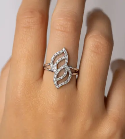 anillo de oro blanco con circones 002_52949-SB modelo mano