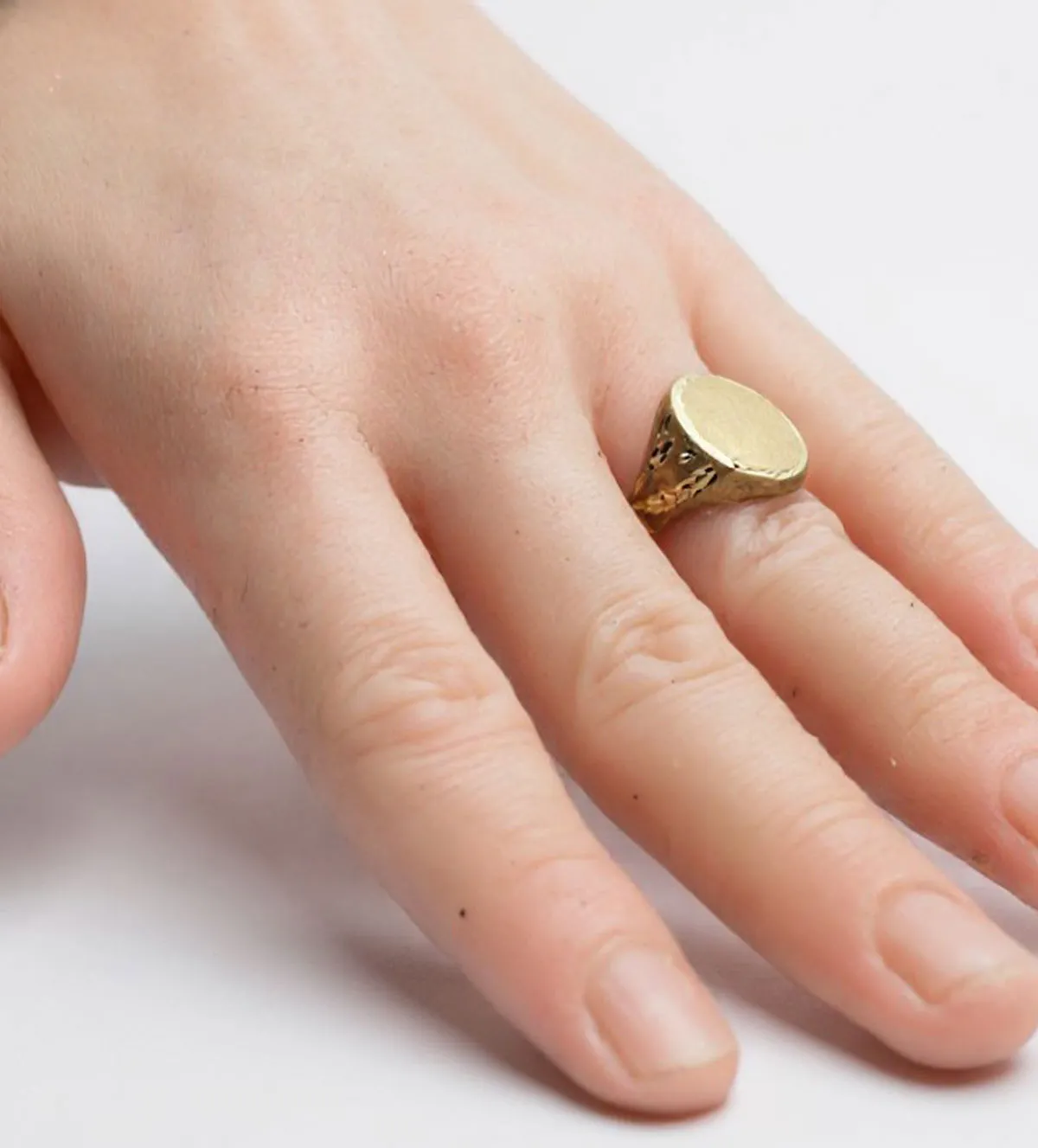 anillo-de-oro-sello-para-hombre-18k-037_030-T modelo mano hombre