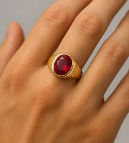 anillo-de-oro-sello-para-hombre-rubi-sintetico-002_222-S modelo mano