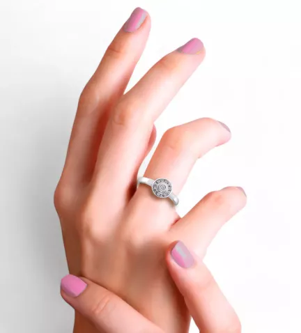 anillo de oro blanco con brillantes toma mano de mujer