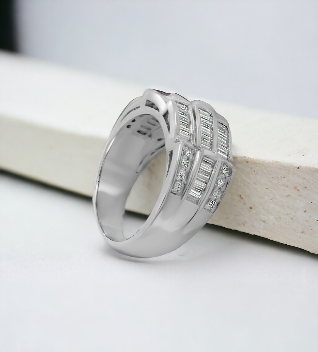 anillo de oro blanco con brillantes y baguettes toma RRSS