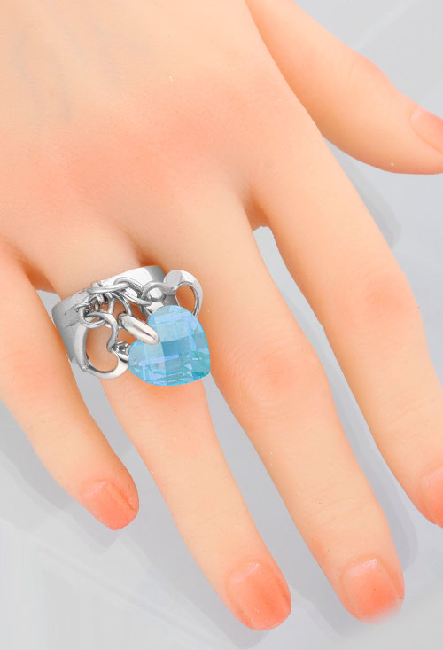 anillo de plata con fetiches corazones uno de ellos cuarzo color topacio azul foto para web toma modelo mano 103_SR006A18_02