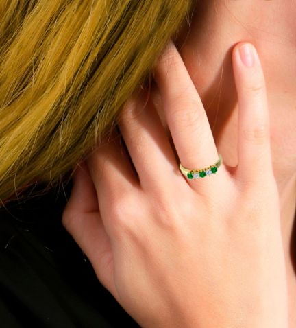 anillo de oro amarillo 18 ktes con esmeraldas y diamante precio muy barato foto en modelo