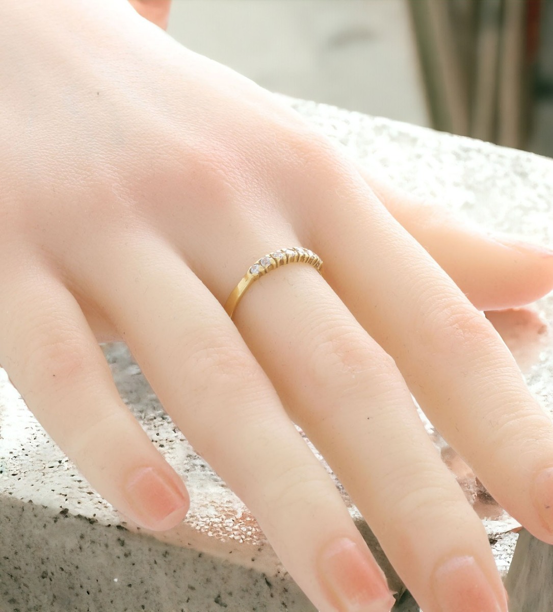 anillo media alianza oro amarillo y circonitas toma modelo