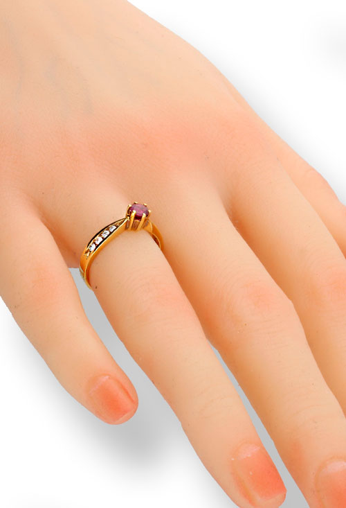 anillo oro amarillo 18k rubi y diamantes fotomontaje mano maniqui