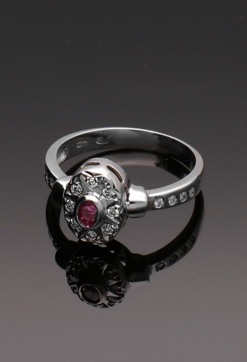 anillo oro blanco con brillantes y rubi fino toma fisica sin recortar