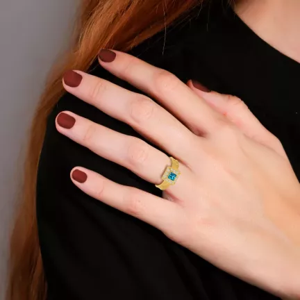 anillo de oro amarillo topacio astral foto en modelo femenino