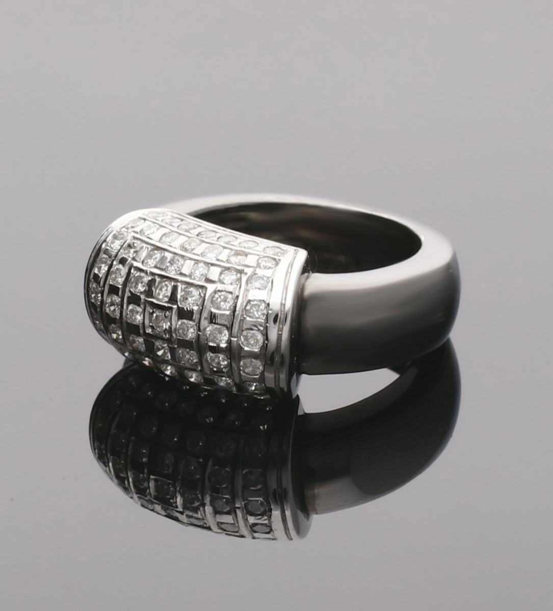 anillo oro blanco y negro 18 kilates con motivo de diamantes 111_4S-112 vista fisica sin retoques sobre fondo negro