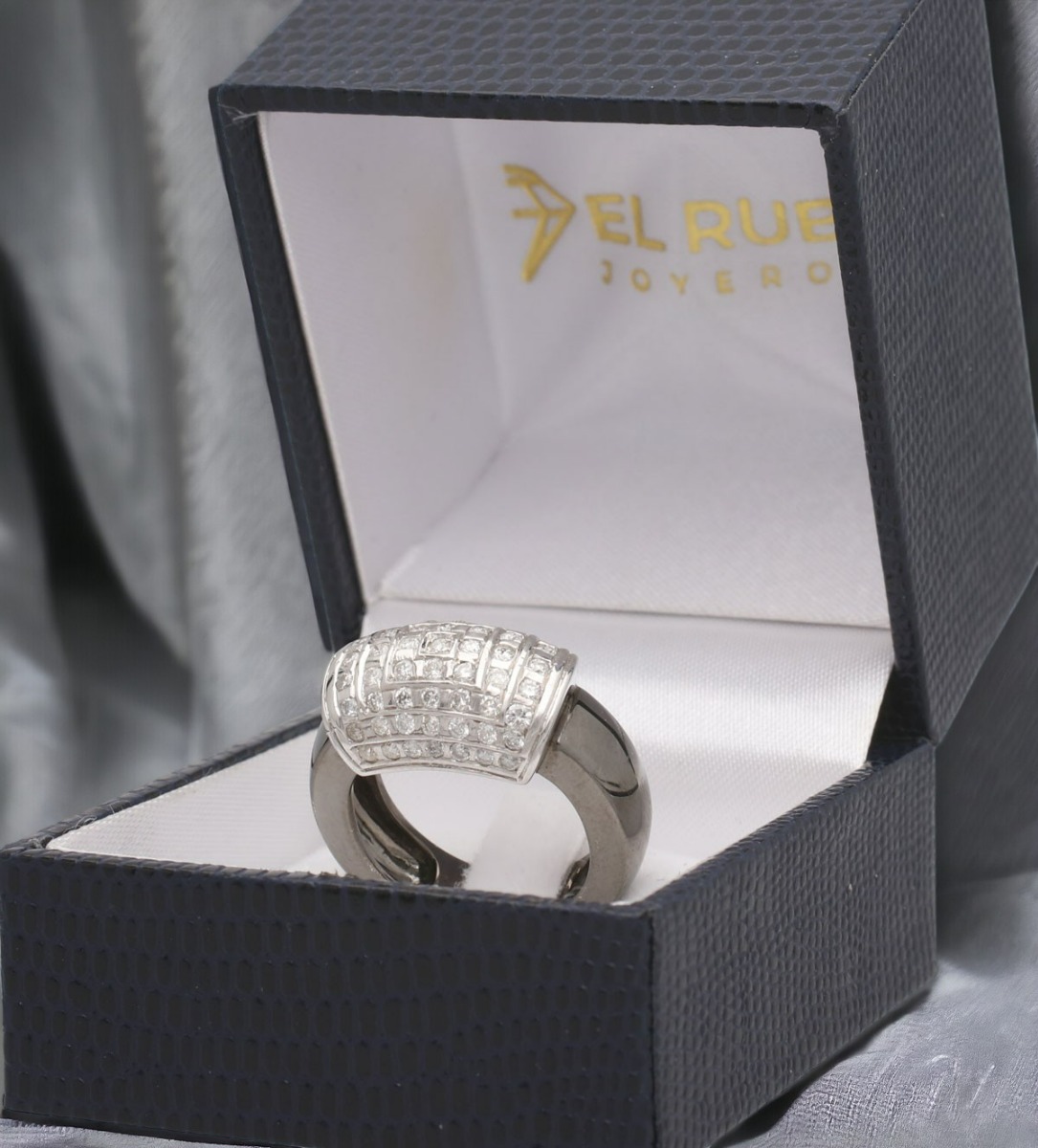 anillo oro blanco y negro 18 kilates con motivo de diamantes 111_4S-112 vista sin retoques en estuche