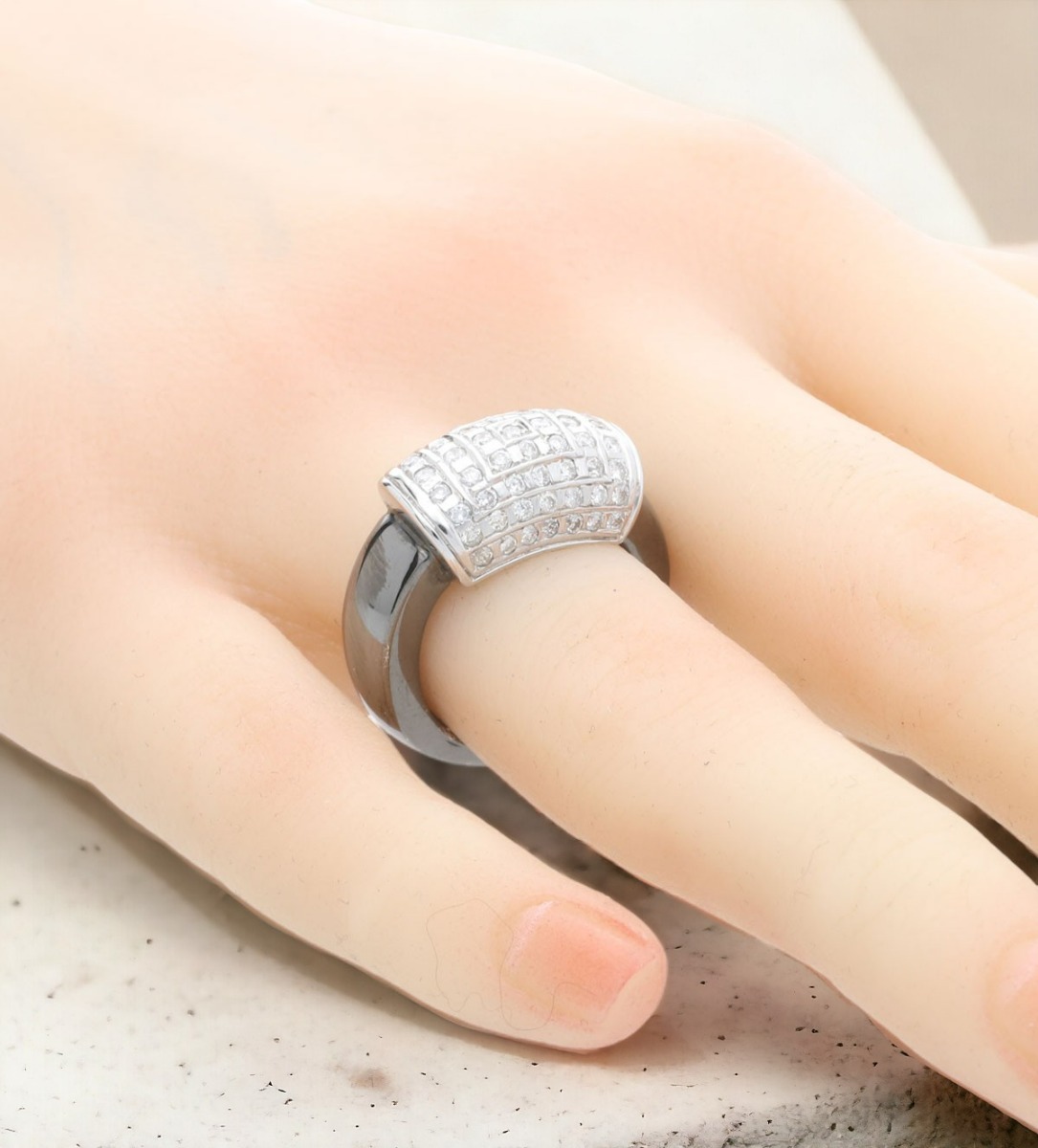 anillo oro blanco y negro 18 kilates con motivo de diamantes 111_4S-112 vista sin retoques en modelo