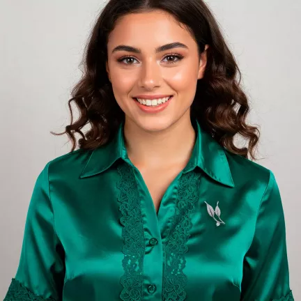 broche de plata para solapa diseño floral foto con modelo IA