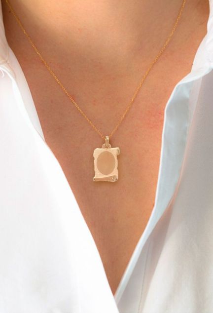 chapa identidad tipo pergamino fotografia en modelo para parrilla web