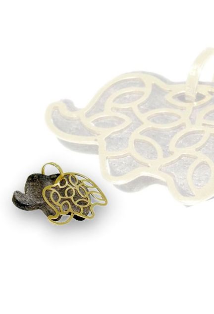 Colgante de oro amarillo y madera ébano, elefante de la suerte, encuentra este y otros muchos colgantes originales a los mejores precios de Internet.