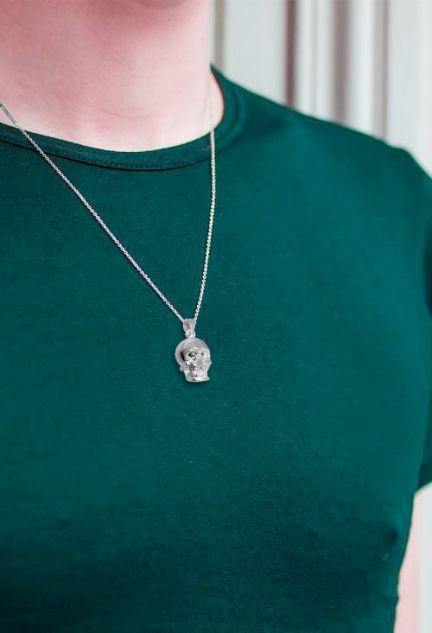 fotografia colgante plata de ley calavera sobre modelo masculino