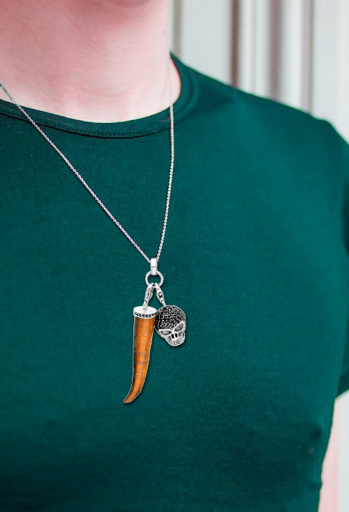 Colgante de plata, colmillo y calavera. 132_71663-669-103340