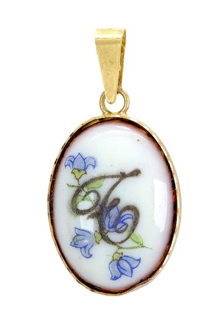 colgante de oro amarillo y porcelana inicial T 002_8463CG