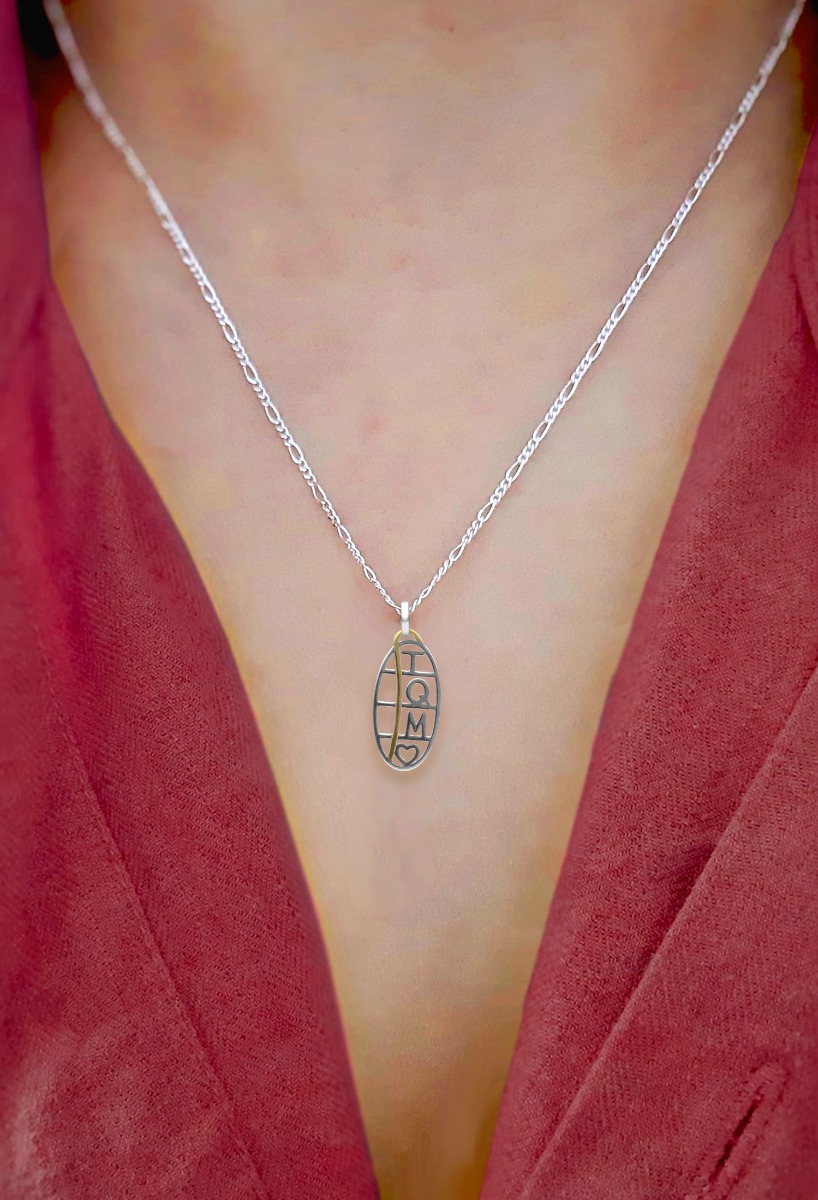 colgante oro bicolor 18 kilates para enamorados san valentin TQM fotografia modelo para parrilla web el rubi joyeros