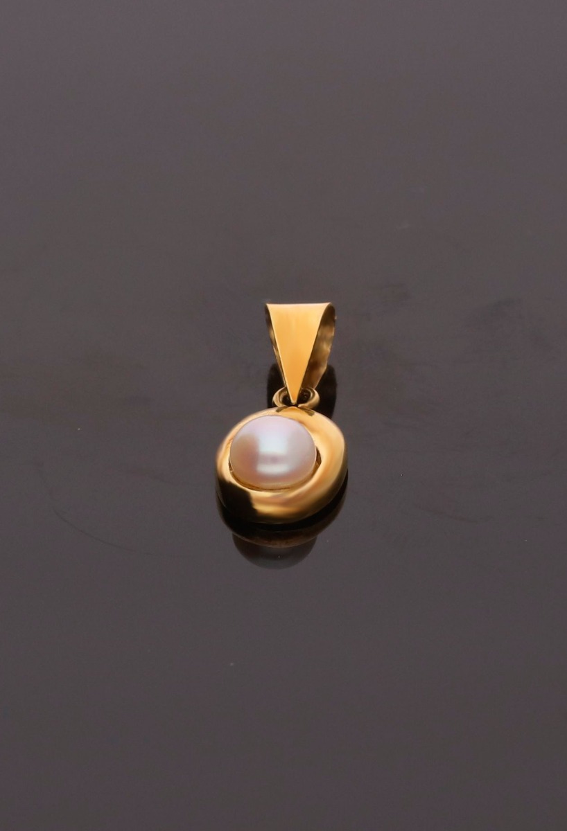 colgante oro amarillo y perla cultivada foto sobre fondo negro para web el rubi joyeros