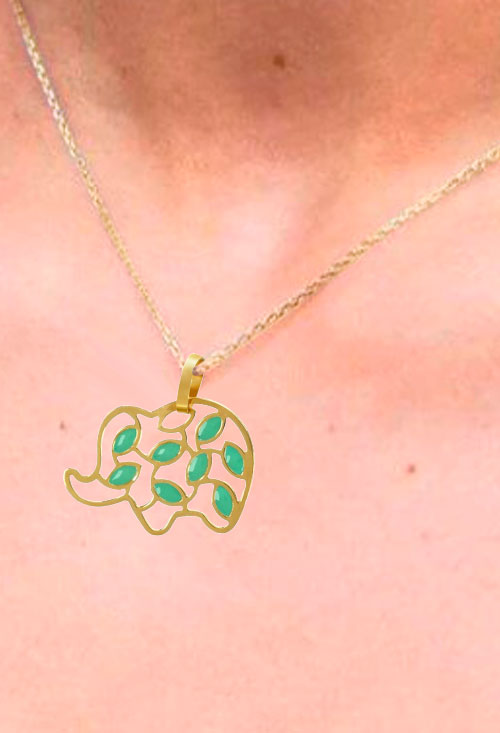 colgante oro amarillo 18k con esmaltes verdes forma de elefante foto en modelo