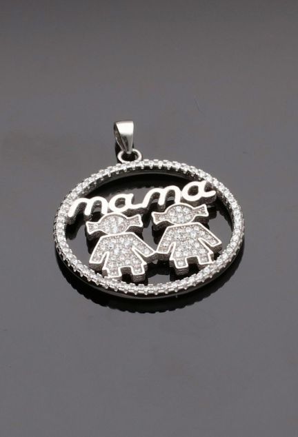 colgante de plata imagen de dos niñas y palabra mama foto sobre fondo negro