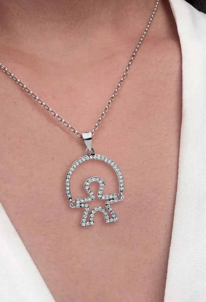 colgante de plata indalo almeriense con circonitas foto en modelo para web el rubi joyeros