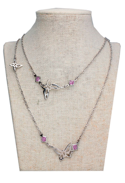 collar de plata rodinada con cuarzos rosa de francia y motivos mariposas foto en expositor 144_EG243-R_02