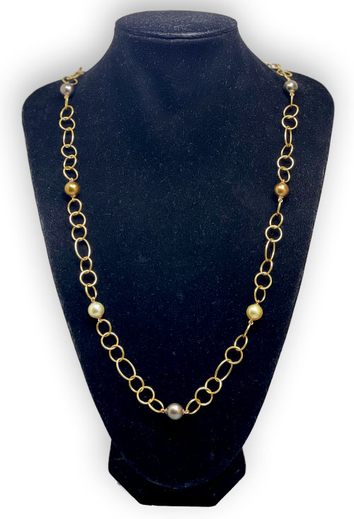 collar oro y perlas cultivadas largo combinable fotografia peto negro para parrilla web