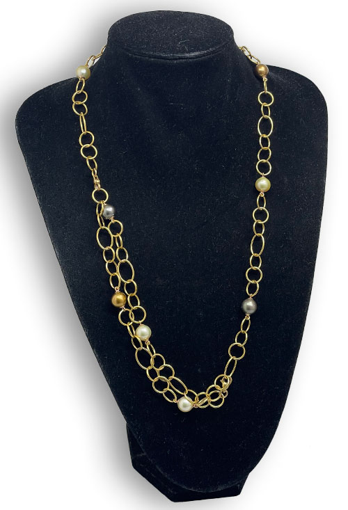 collar oro y perlas cultivadas largo combinable fotografia peto negro 2 para parrilla web