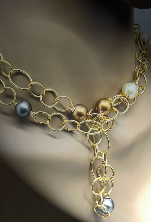 collar oro y perlas cultivadas largo combinable fotografia montaje maniqui 03 para parrilla web