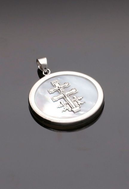 cruz de caravaca sobre nacar redondo toma sin recortar sobre base negra