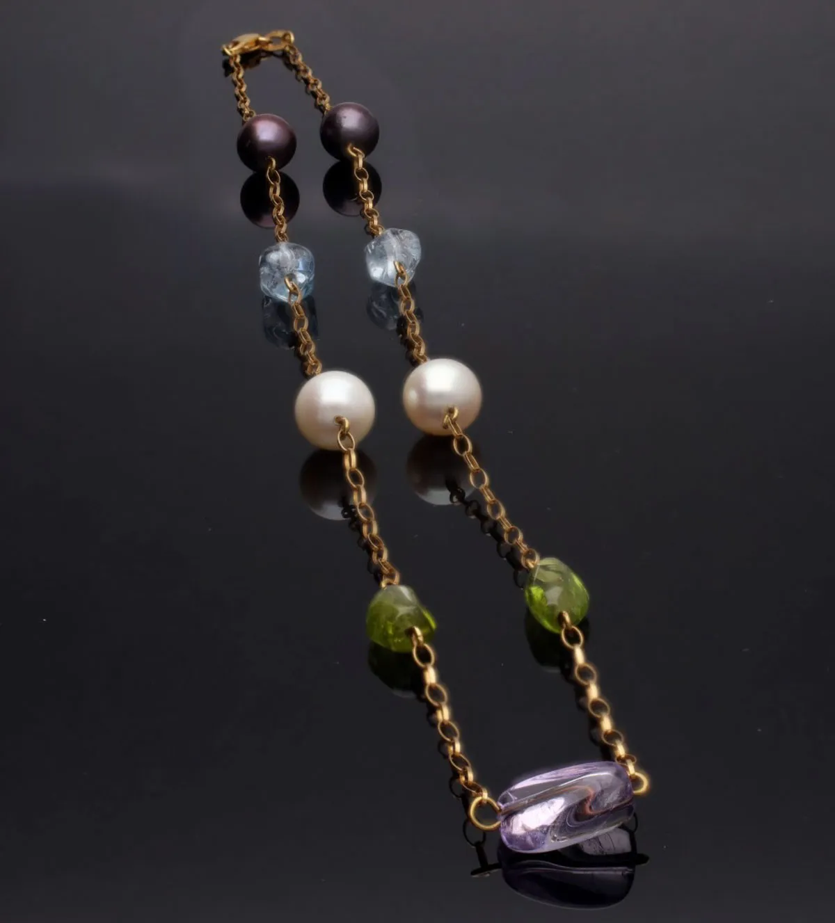 gargantilla de oro 18k con cuarzos de colores 007_13427_00 fondo negro sin retoque fotografico