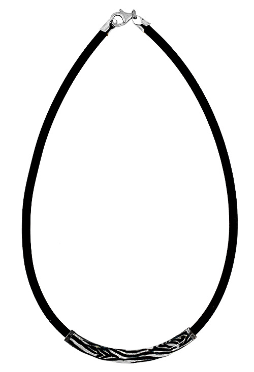 gargantilla de caucho con motivo de plata chanela esmaltada como cebra vista principal 017_656GC0303