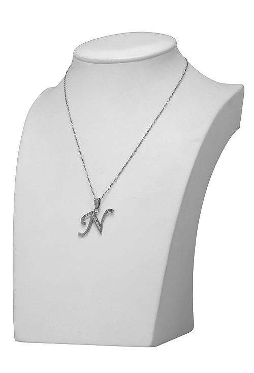 gargantilla de plata con motivo inicial N y circonitas foto en expositor 022_CON77007-N_01