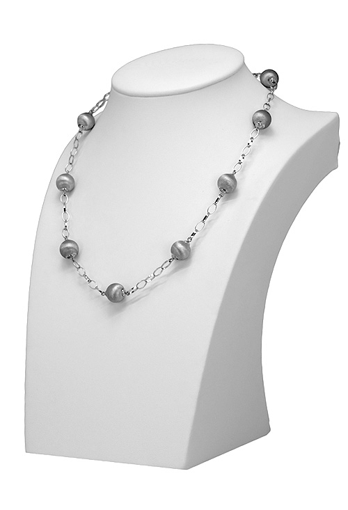 gargantilla oro blanco 18 ktes con bolas a modo de entrepiezas en expositor 025_G-00241_02