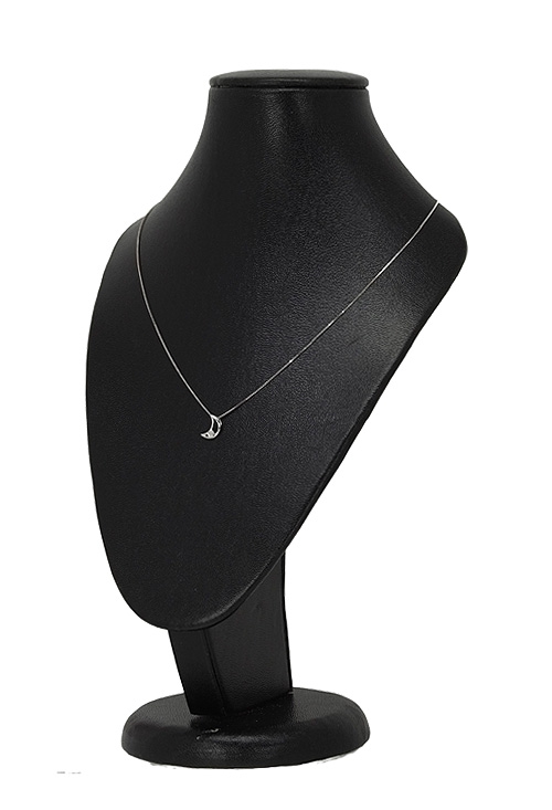 gargantilla oro blanco con motivo media luna con brillante muy pequeño expuesta en un peto 003_B1412011_01