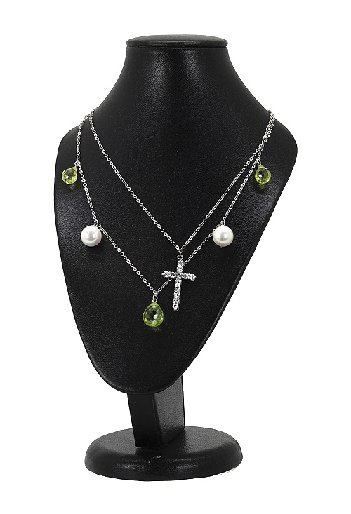 gargantilla plata con colgantes de piedras y una cruz como motivo principal expuesta en peto 132_71139_01