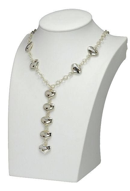 gargantilla plata ley con motivo corazones callendo en vertical fotografiada en expositor 144_BV-36CL_01