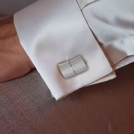 gemelos de oro y acero con brillante foto con modelo