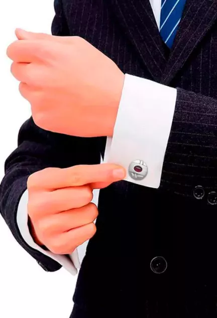 gemelos de oro blanco con rubi foto con modelo